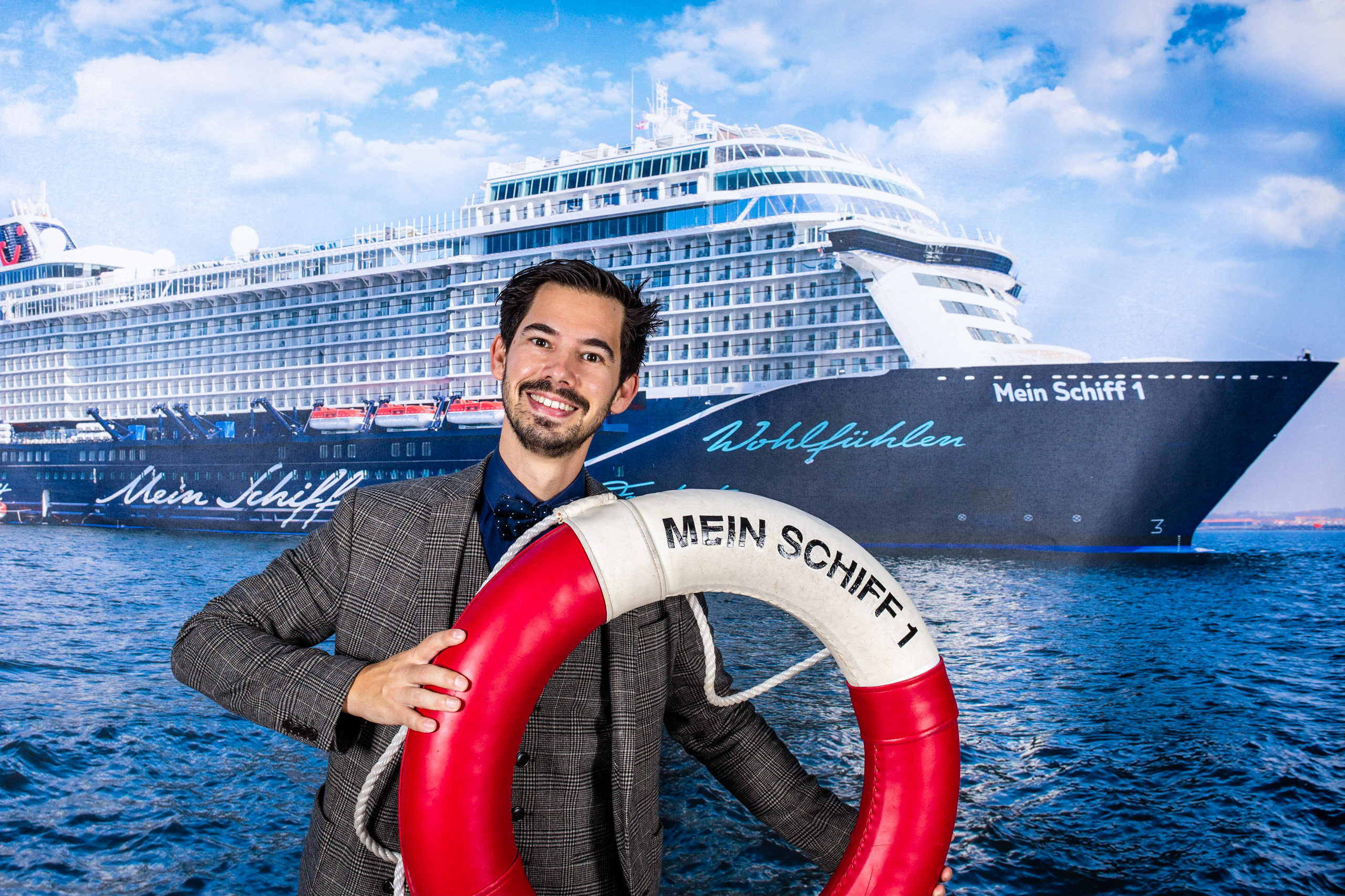 Alexander Merk ist Zauberer an Bord der Mein Schiff 1 von TUI Cruises